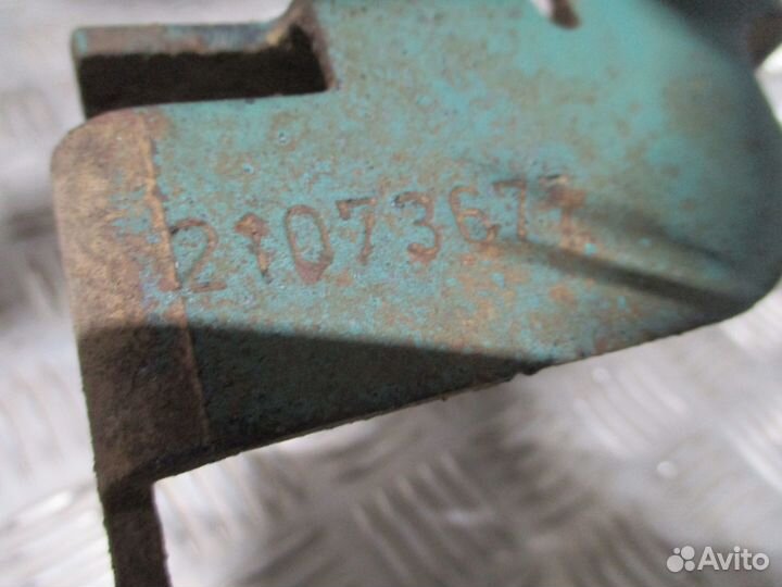 Кронштейн топливопровода Volvo 21073677