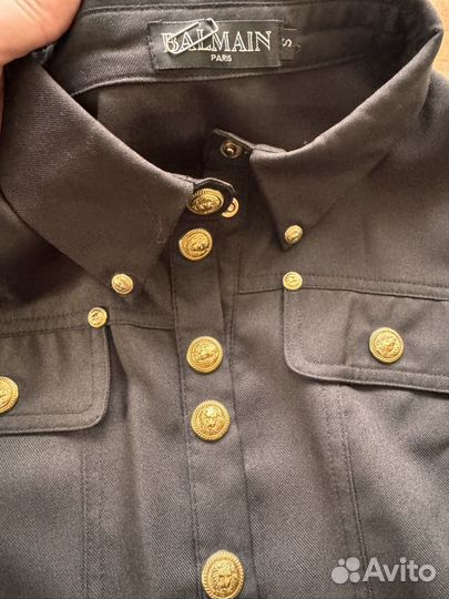 Рубашка с золотыми пуговицами