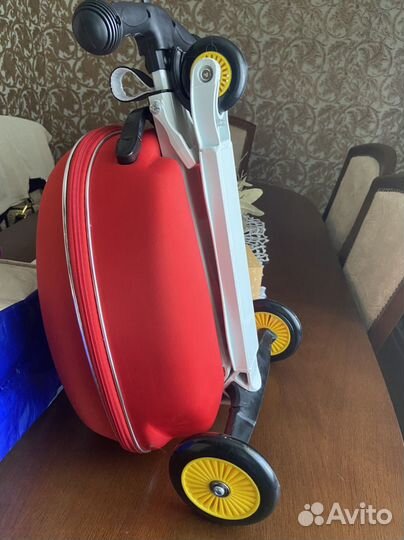 Детский чемодан на колесах + самокат