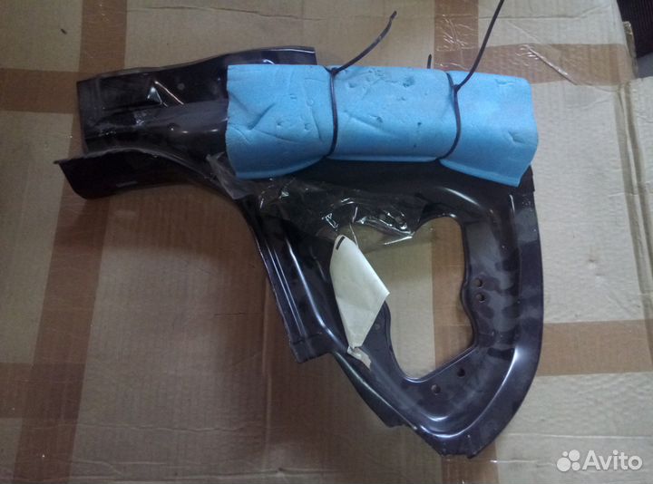 Суппорт фонаря Mitsubishi Carisma 99-03