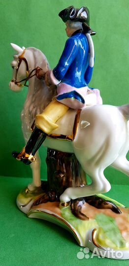 Фарфоровая статуэтка 