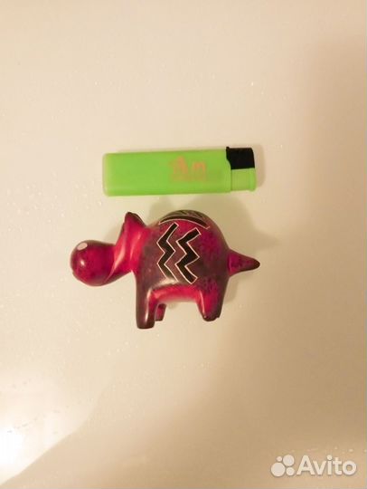 Фигурка бегемота привезена из Намибии