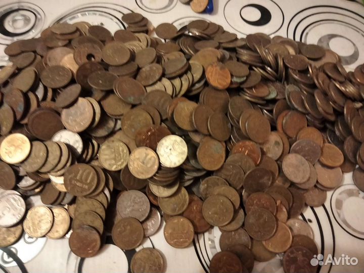 Монеты 5 и 10 и 1 копейка,2,2 киллограмма