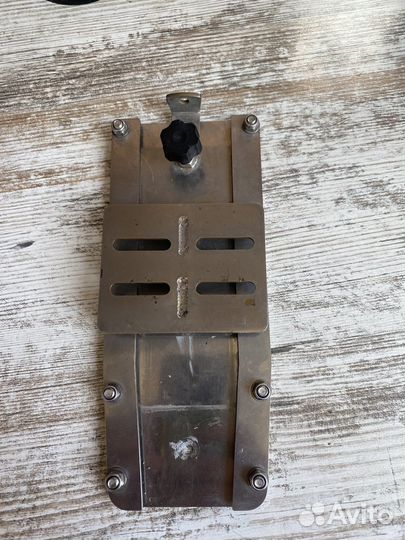 Крепление (струбцина) для датчика эхолота