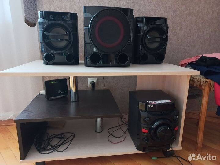 Компьютерный стол новый и стол полка