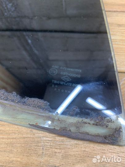 Стекло глухое заднее Renault Sandero K7M F710 2012