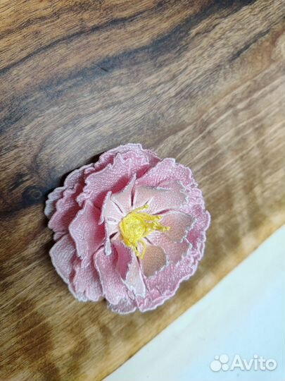 Брошь вышитая 