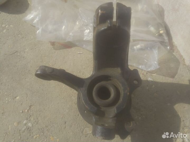 Поворотный кулак левый