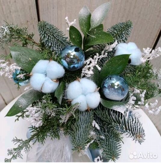 Новогодняя композиция с нобилисом и хлопком