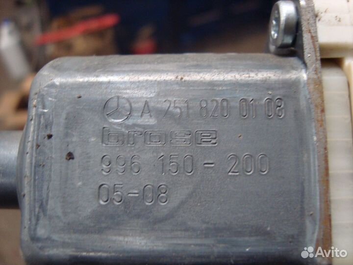 Моторчик заднего левого стеклоподъемника W164 M642