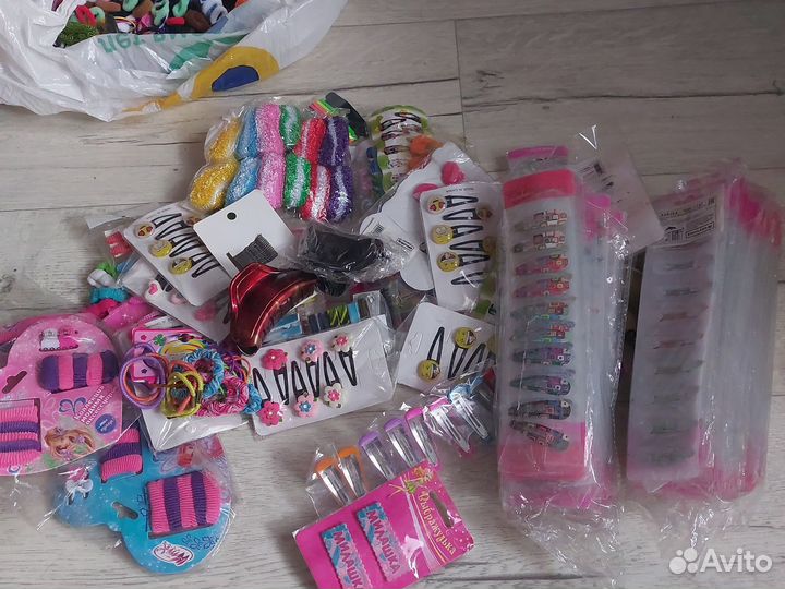 Целая коробка резинок, заколок новое