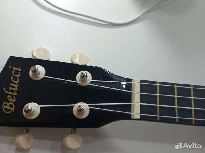 Укулеле новая не тронутая на ней не разу не играли