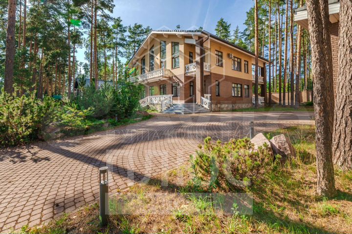 Дом 444 м² на участке 21 сот.