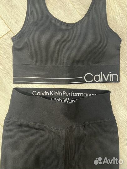 Комплект для фитнеса. Топ и легинсы