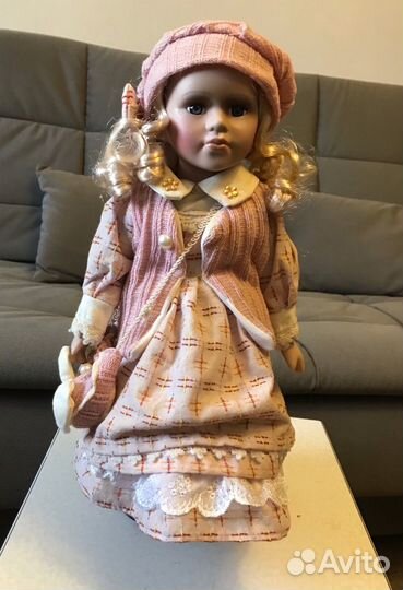 Фарфоровая кукла