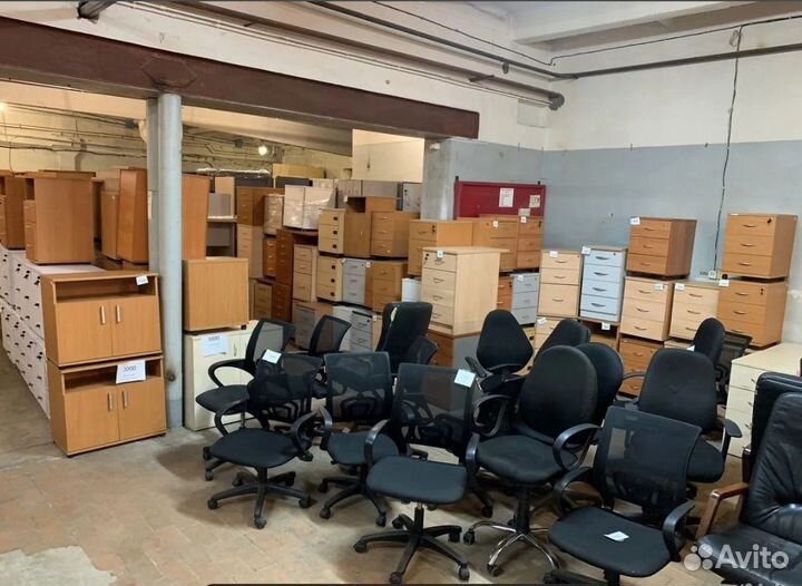 Офисная мебель столы тумбы кресла