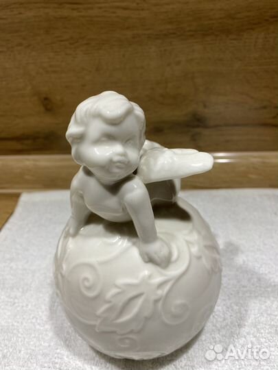 Статуэтка ангел на шаре