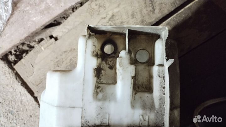 Бачок омывателя Mitsubishi Lancer1.3