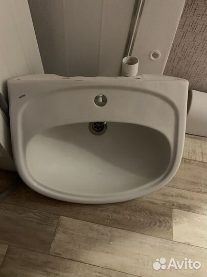 Раковина от застройщика в сборке со сливом