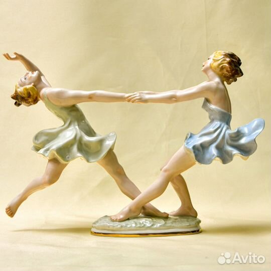 Фарфоровая статуэтка