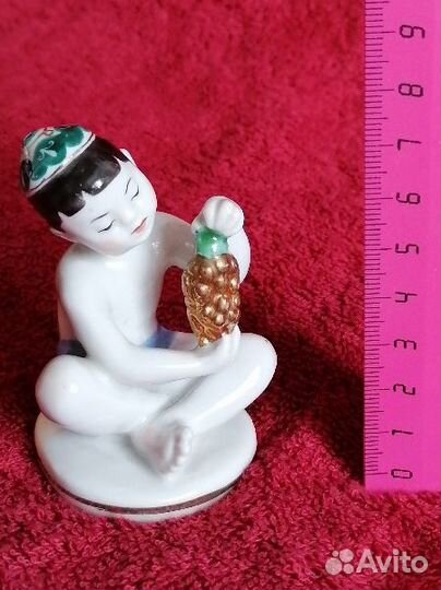 Мальчик с виноградом статуэтка лфз СССР