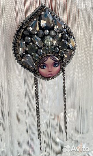 Брошь «Матрёшка» в сером цвете