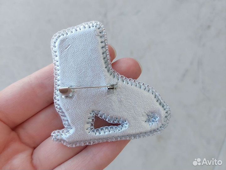 Брошь фигурные коньки