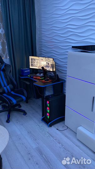 Компьютерный стол и кресло