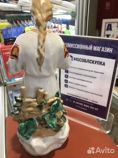 Статуэтка Девушка с ромашкой