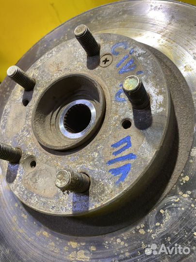 Передний левый поворотный кулак Honda Civic 4D