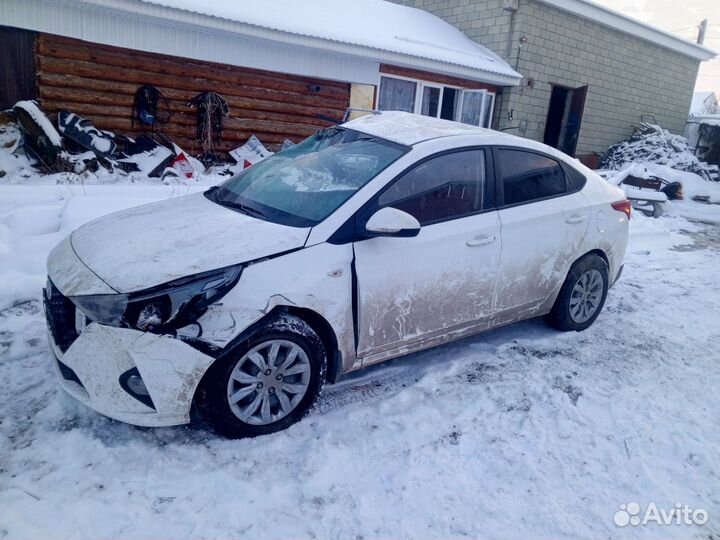 Hyundai Solaris 1.6 AT, 2021, битый, 25 000 км