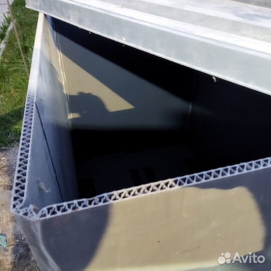 Пластиковый контейнер на европалете с крышкой