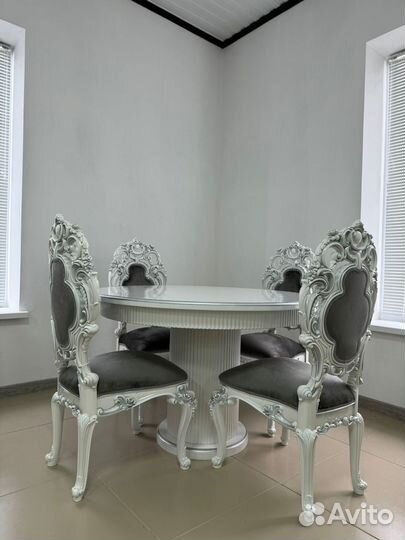 Кухонный стол и стулья