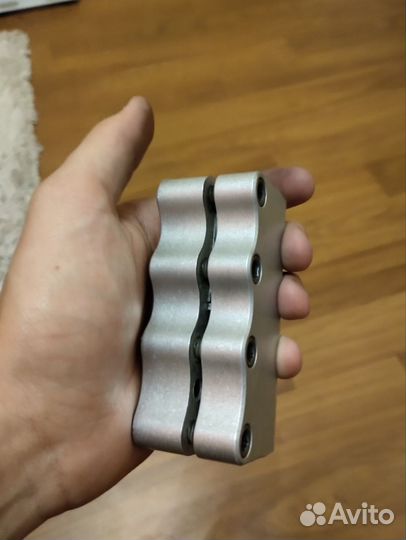 Зажим для трюкового самоката