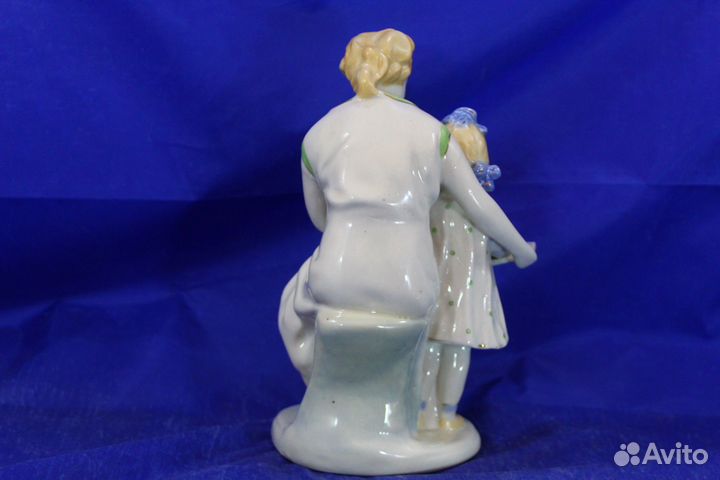 Фарфоровая статуэтка Первая буква книга чтение мам