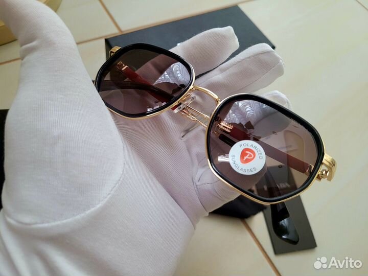 Солнцезащитные очки Prada