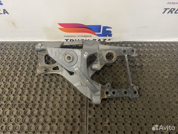 Кронштейн передней рессоры правый Daf XF106