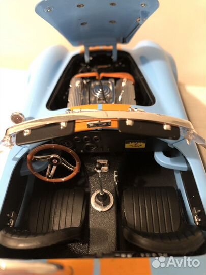 Модель автомобиля Shelby Cobra 427 S/C 1:18