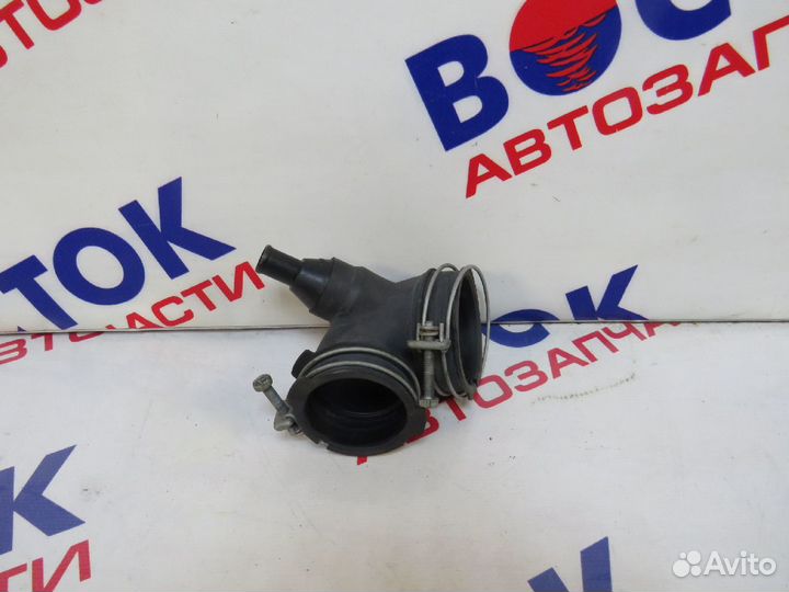 Патрубок воздушного фильтра toyota prius ZVW30 2ZR