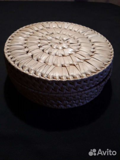 Шкатулка, вазочки плетенные