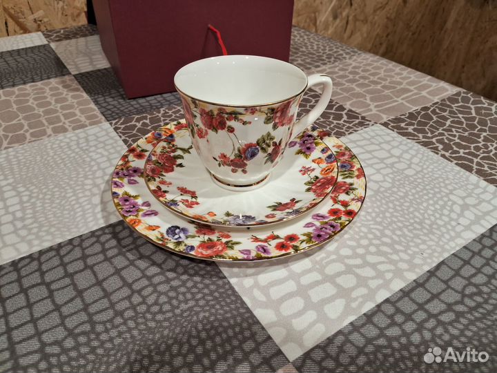 Сервиз - кружка + два блюдца(фарфор)