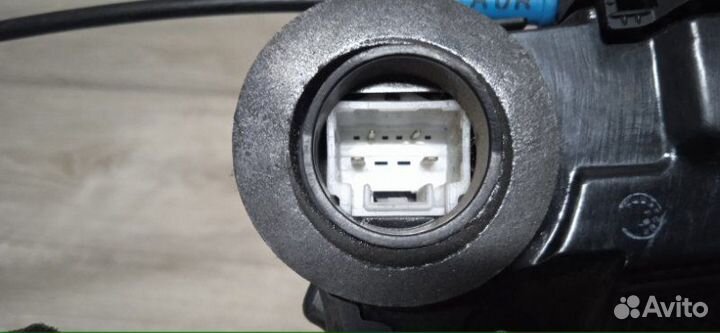 Замок двери задний левый Toyota Camry ASV50