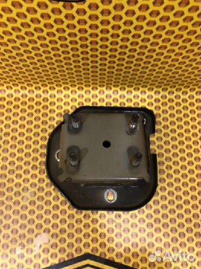 Кронштейн усилителя заднего бампера левый Nissan Qashqai