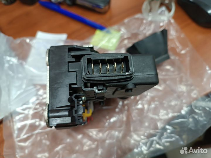 Замок двери передний левый largus logan