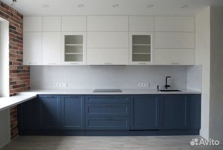 Угловая кухня со встроенной техникой