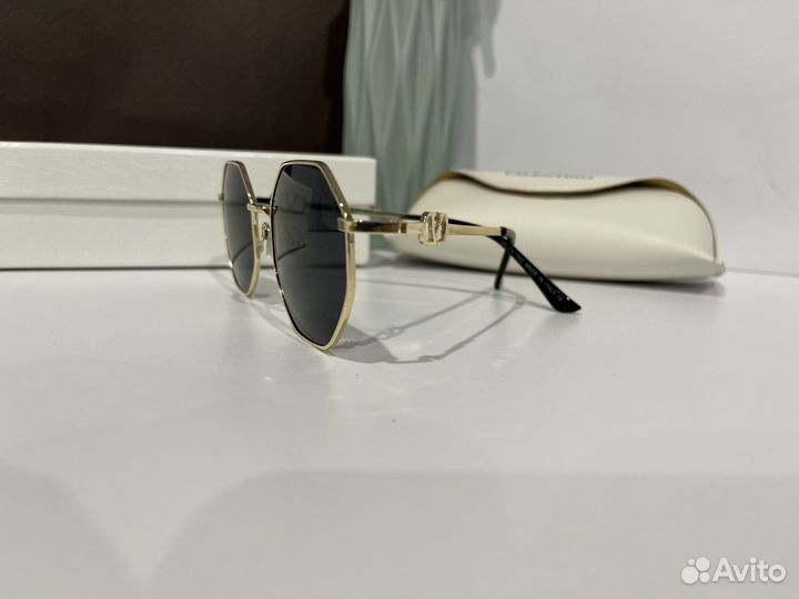 Солнцезащитные очки женские valentino с футляром