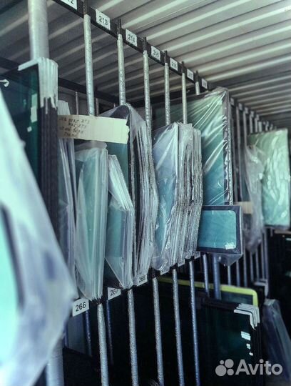 Стекло дверное левое экскаватор-погрузчик Runmax S