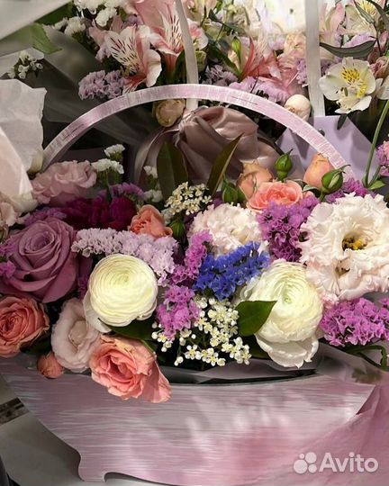 Роза кустовая, эустома, ранункулюсы Красная поляна