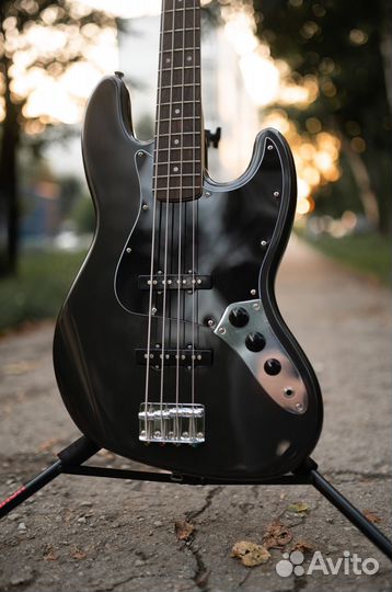 Fender Squier Jazz Bass бас-гитара