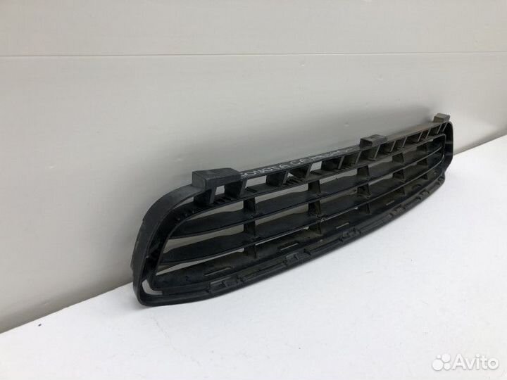 Решетка в бампер центральная Toyota Camry V40